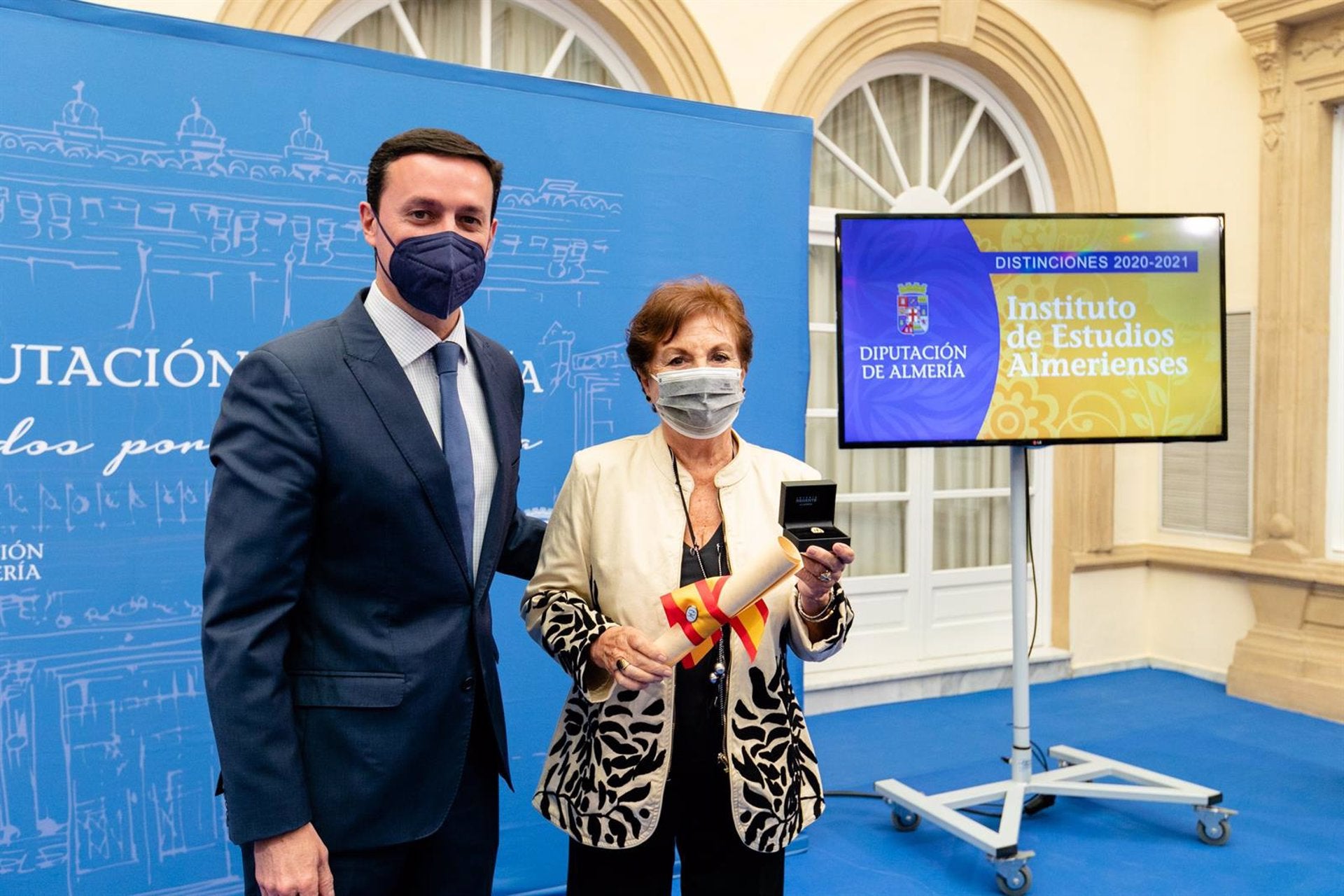 María Rosa Granados, galardonada con el Escudo de Honor del Instituto de Estudios Almerienses María Rosa Granados, galardonada con el Escudo de Honor del Instituto de Estudios Almerienses