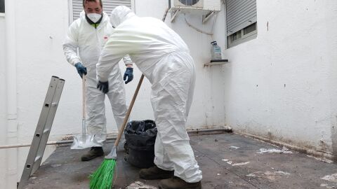 Operarios municipales limpiando patios interiores en Orriols