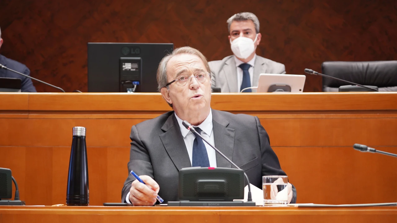 El consejero de Hacienda, Carlos Pérez Anadón, ha abierto la ronda de comparecencias