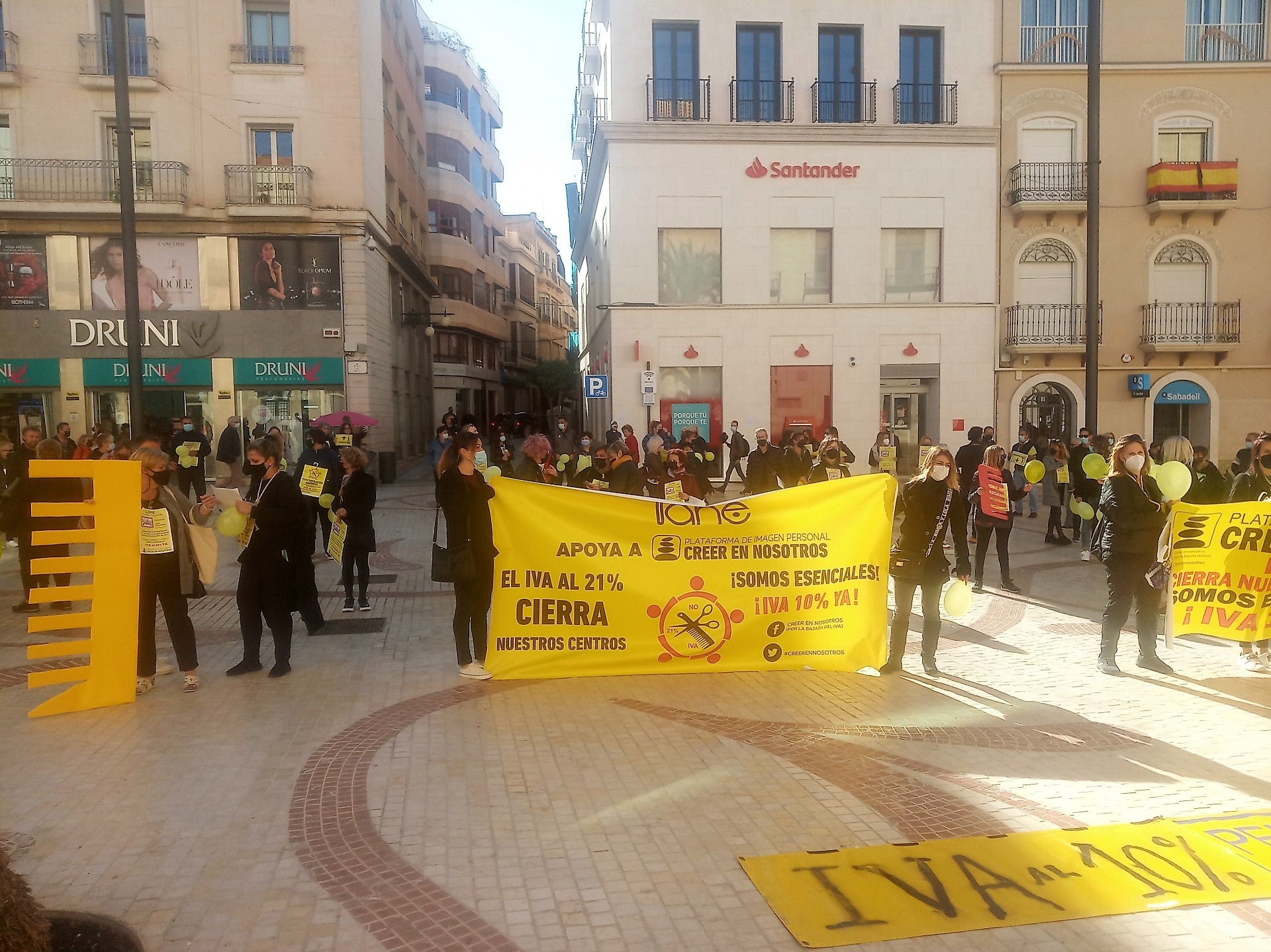 Profesionales de peluquería y estética se movilizan y piden al gobierno el IVA reducido para salvar sus negocios Profesionales de peluquería y estética se movilizan y piden al gobierno el IVA reducido para salvar sus negocios