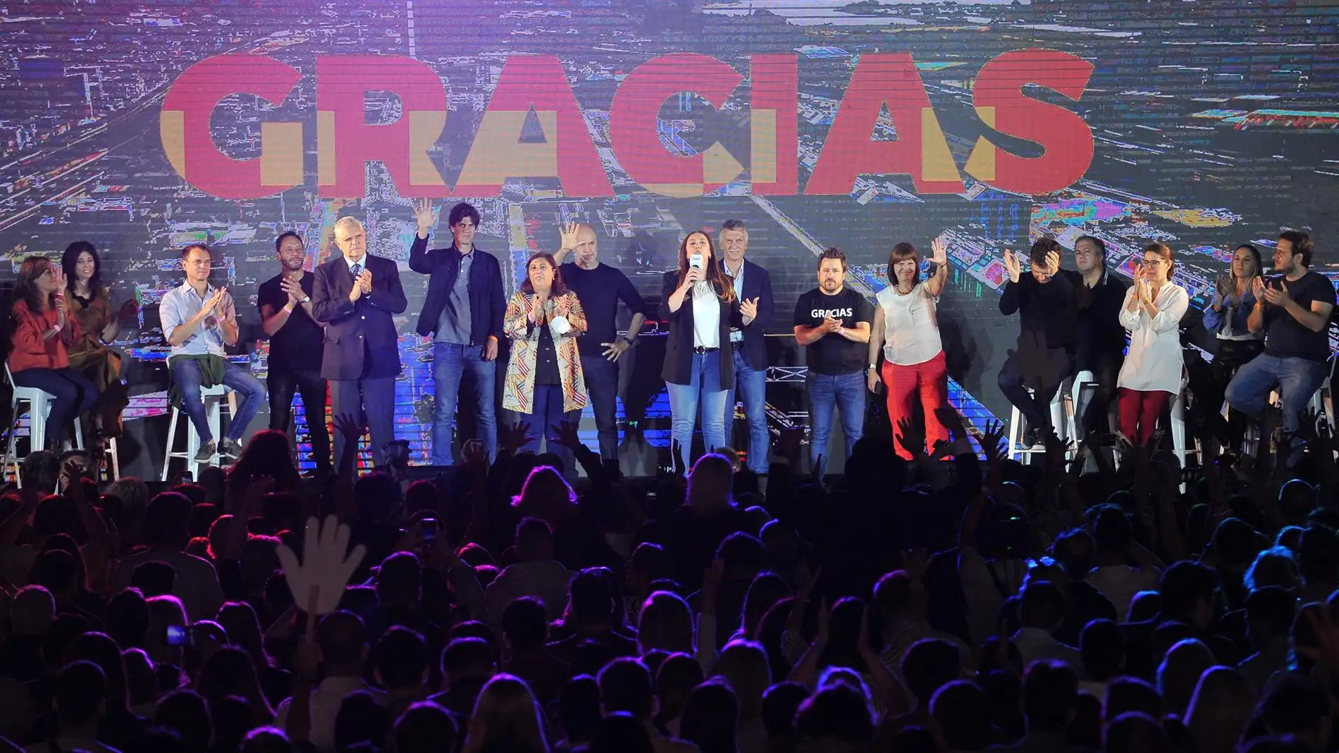 Miembros de Juntos por el Cambio este domingo en Buenos Aires al festejar haber ganado las elecciones legislativas en los principales distritos del Argentina.