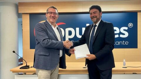 El presidente provincial, Toni Pérez, felicita a Luis Barcala por su proclamación El presidente provincial, Toni Pérez, felicita a Luis Barcala por su proclamación