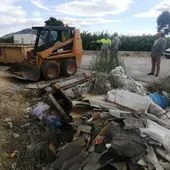 El vertido de residuos en caminos y veredas supone un gran daño al ecosistema El vertido de residuos en caminos y veredas supone un gran daño al ecosistema