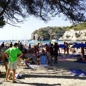 Turistas en una playa de Menorca.