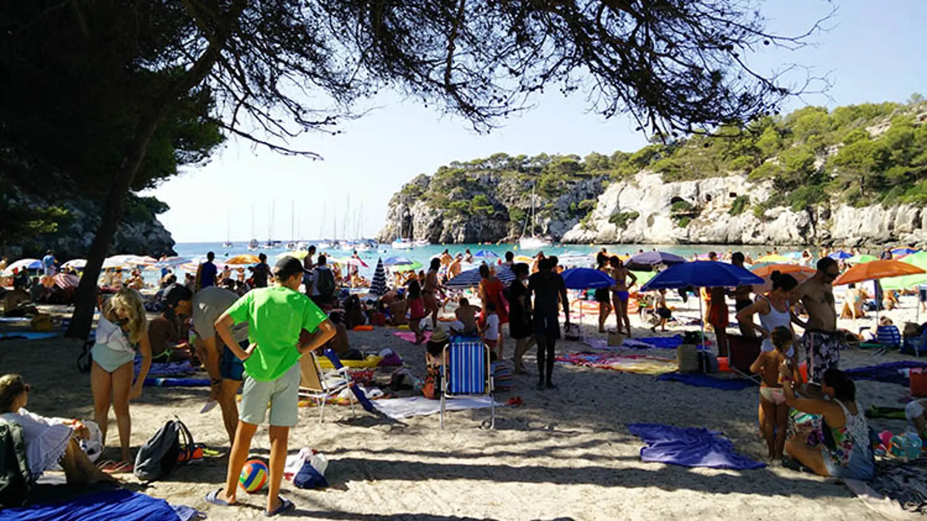 Turistas en una playa de Menorca.