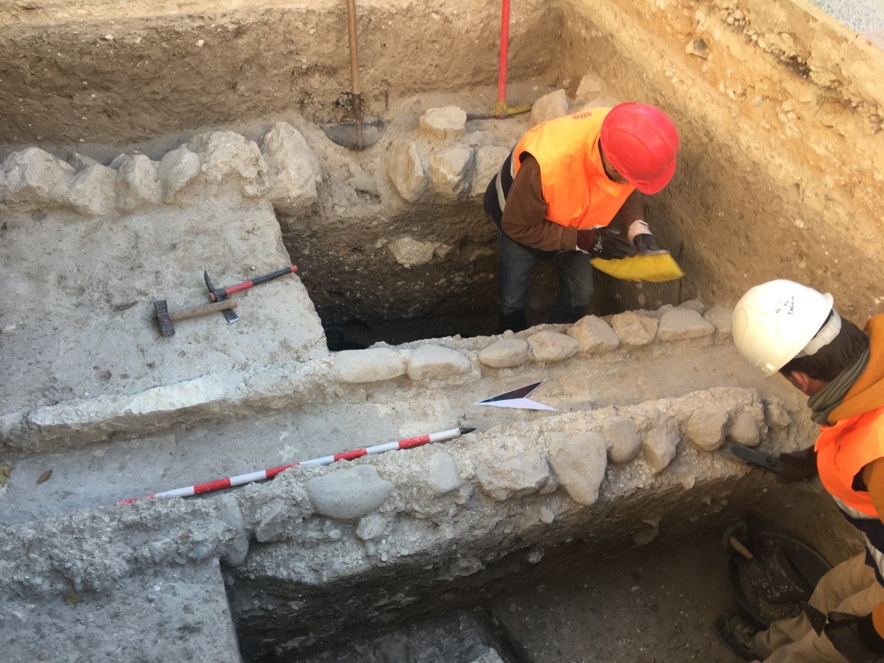 Sale a la luz una acequia de la época andalusí en la plaza de Baix de Petrer Sale a la luz una acequia de la época andalusí en la plaza de Baix de Petrer