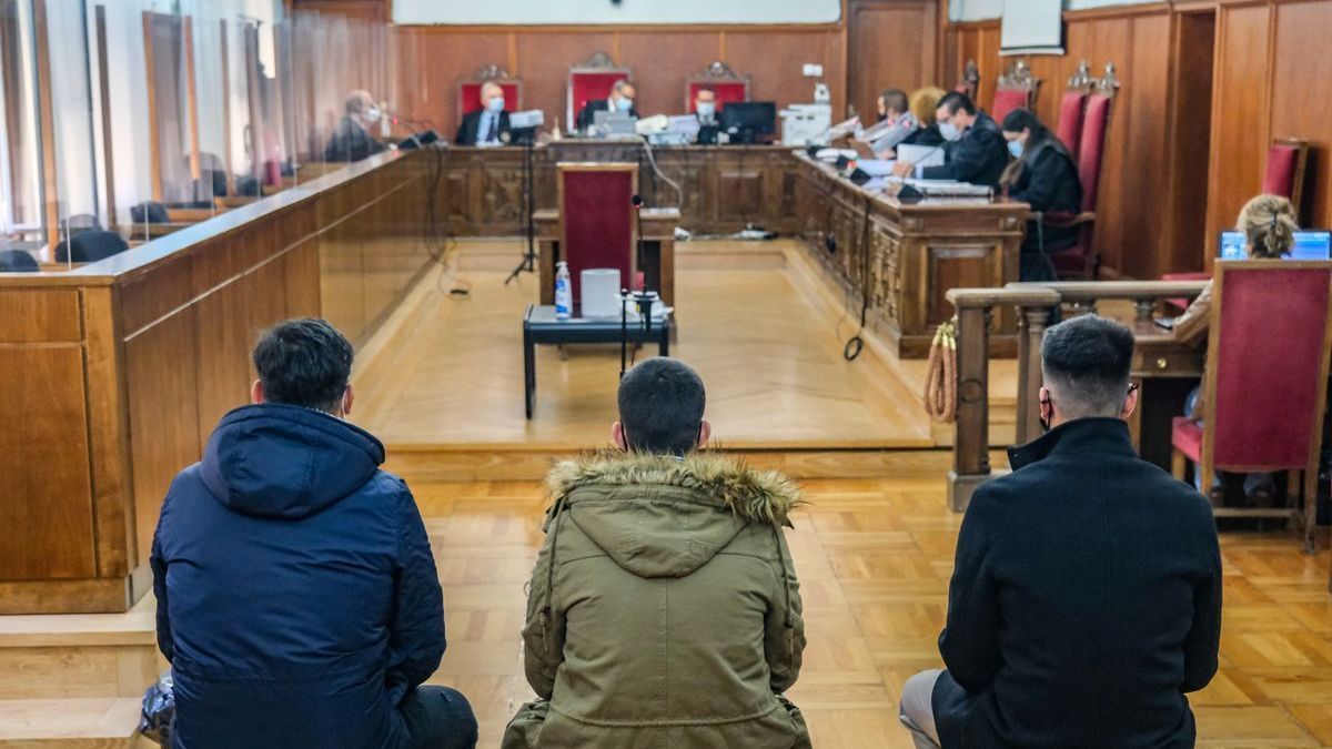 Condenan a 13 años y seis meses de cárcel a los tres acusados de una agresión sexual a una joven en Badajoz Condenan a 13 años y seis meses de cárcel a los tres acusados de una agresión sexual a una joven en Badajoz