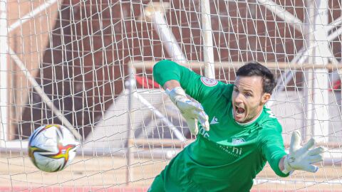 Manu Herrera detuvo un penalti ante el Puertollano.