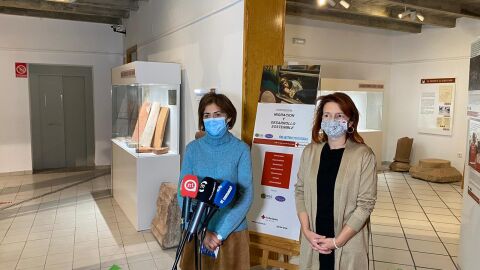 Conchi Herrera junto a Patricia Benito en el Museo Municipal