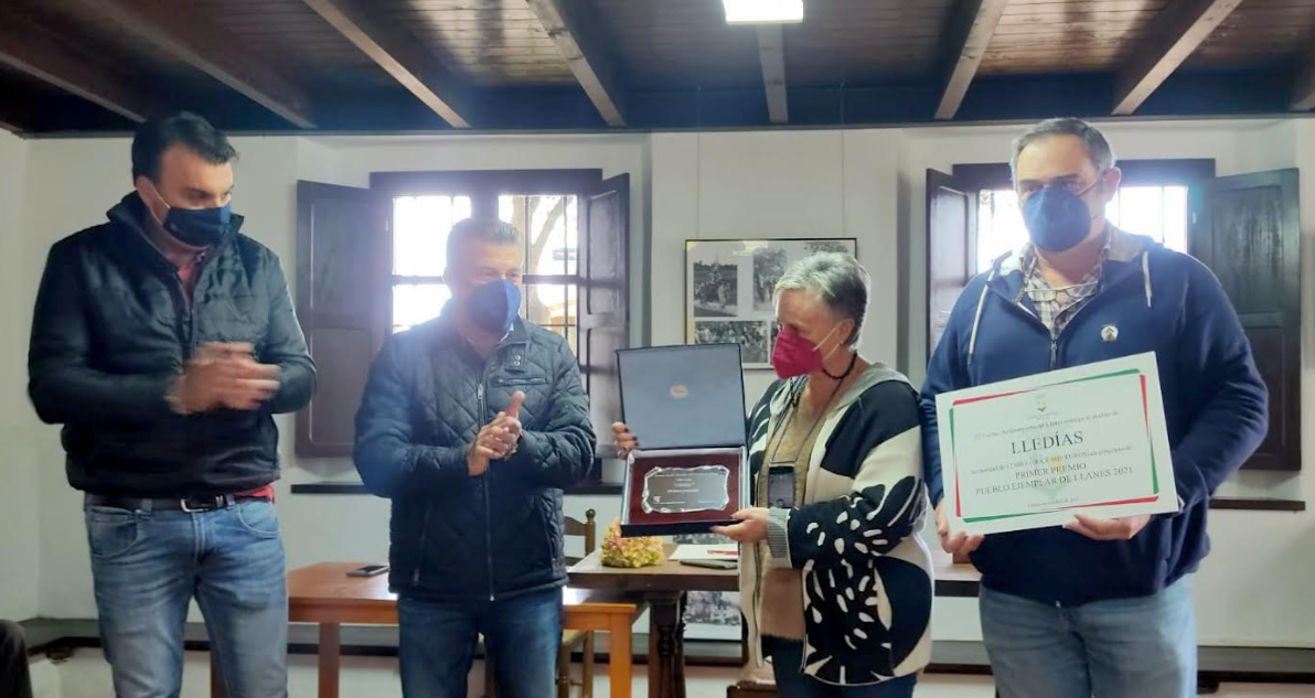 Lledías, ganador, y El Mazucu, finalista, reciben el III Premio Pueblo Ejemplar de Llanes Lledías, ganador, y El Mazucu, finalista, reciben el III Premio Pueblo Ejemplar de Llanes