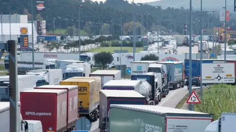 Descontento y protestas de varios sectores en crisis por el abandono del Gobierno Descontento y protestas de varios sectores en crisis por el abandono del Gobierno