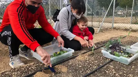 Raquel Gracia, educadora, los padres y los niños se han implicado con esta iniciativa que ya está en marcha huerto