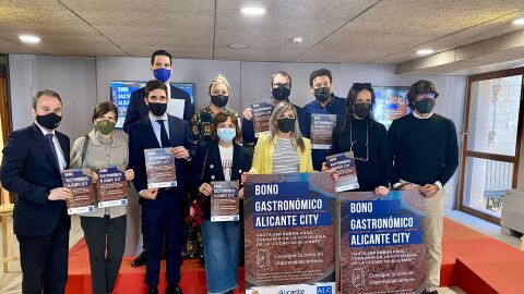 La concejala de Turismo, Mari Carmen Sánchez, con representantes de la hostelería y la restauración de Alicante La concejala de Turismo, Mari Carmen Sánchez, con representantes de la hostelería y la restauración de Alicante