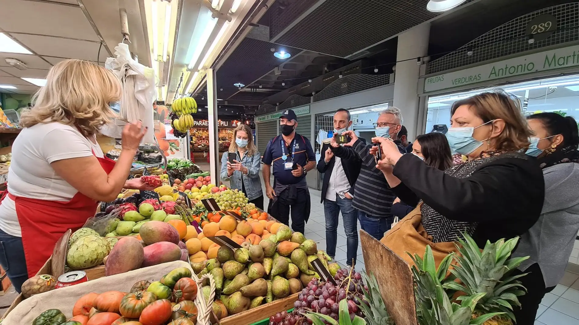 Agentes turísticos visitan el Mercado Central de Alicante en una imagen de archivo