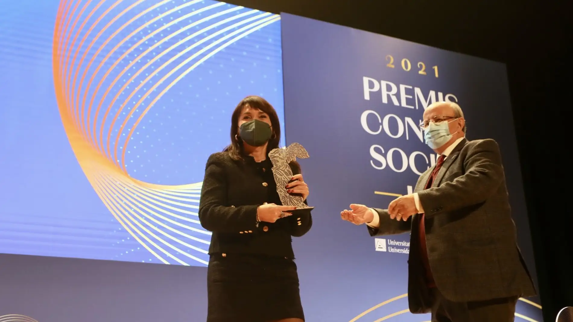 Julia Parra recibe el premio de ‘Mecenazgo Artístico y Cultural’ para la Diputación