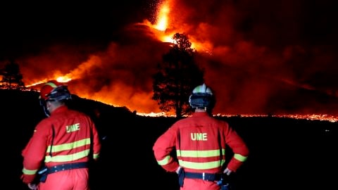 Efectivos de la UME delante del volcán en La Palma