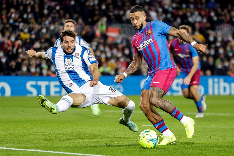 Xavi se estrena con un agónico triunfo ante el Espanyol Xavi se estrena con un agónico triunfo ante el Espanyol