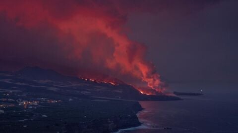 Llegada de las coladas del volcán de Cumbre Vieja al litoral Llegada de las coladas del volcán de Cumbre Vieja al litoral