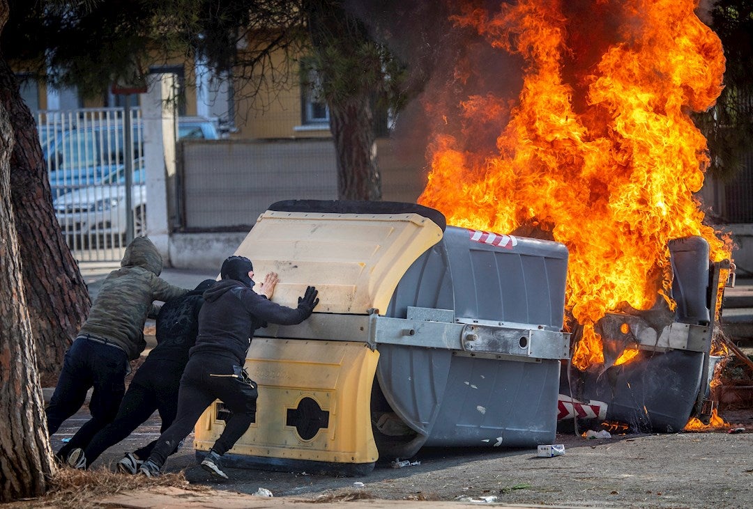 Las preguntas de Amón: "Yolanda Díaz apela al derecho constitucional de la huelga; ¿Es un derecho quemar neumáticos, montar barricadas...?" Las preguntas de Amón: "Yolanda Díaz apela al derecho constitucional de la huelga; ¿Es un derecho quemar neumáticos, montar barricadas...?"