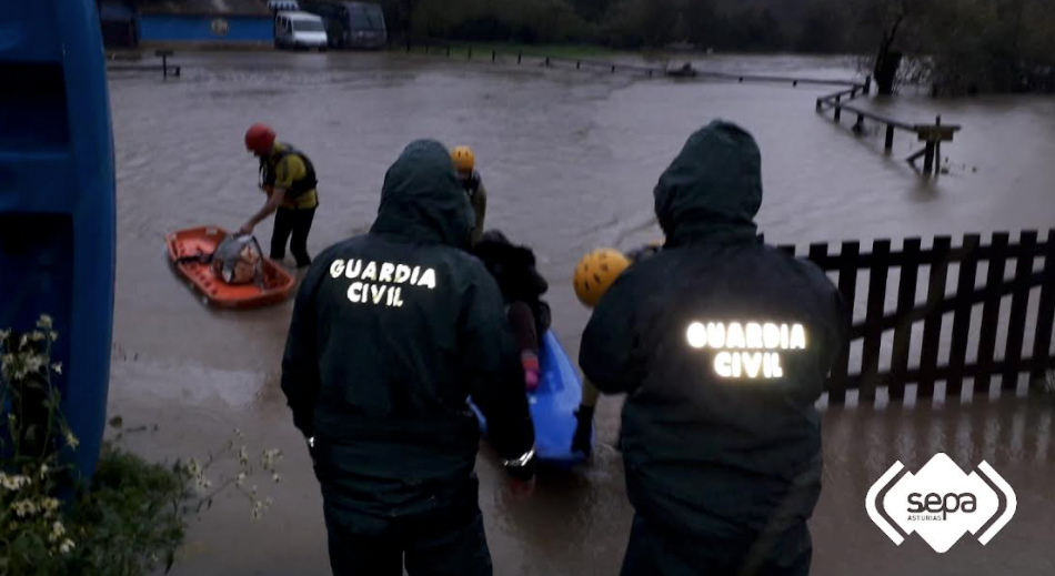 Rescatadas dos personas esta tarde en Cangas de Onís y Parres tras ser cercadas por el agua Rescatadas dos personas esta tarde en Cangas de Onís y Parres tras ser cercadas por el agua