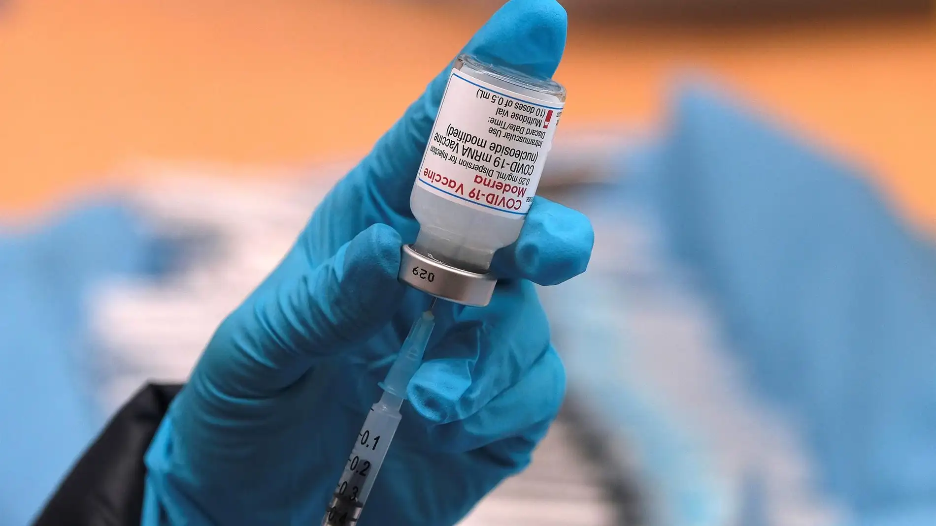 Un sanitario preparando la vacuna contra el coronavirus