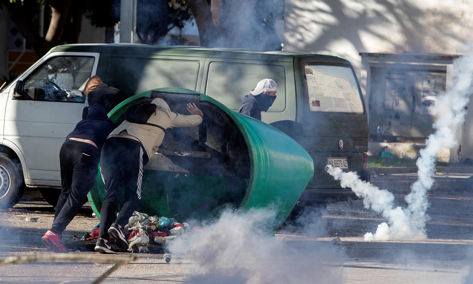 La patronal de Cádiz advierte que "algunos micros" han alentado a "los antisistema" a incendiar las calles La patronal de Cádiz advierte que "algunos micros" han alentado a "los antisistema" a incendiar las calles