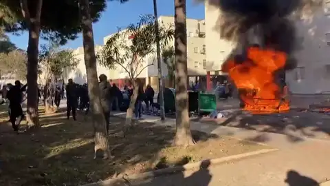Huelga del metal en Cádiz: Los manifestantes queman contenedores Huelga del metal en Cádiz: Los manifestantes queman contenedores