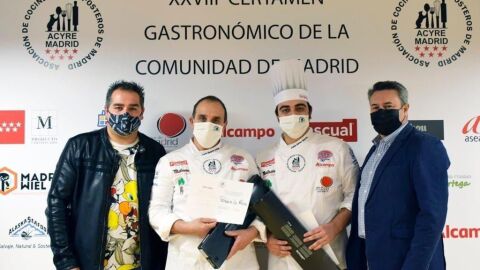 Padre e hijo de "Pasteler&iacute;as la Rosa" recogiendo el galard&oacute;n