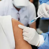 Una enfermera pone una vacuna contra la covid-19, en una imagen de archivo Una enfermera pone una vacuna contra la covid-19, en una imagen de archivo