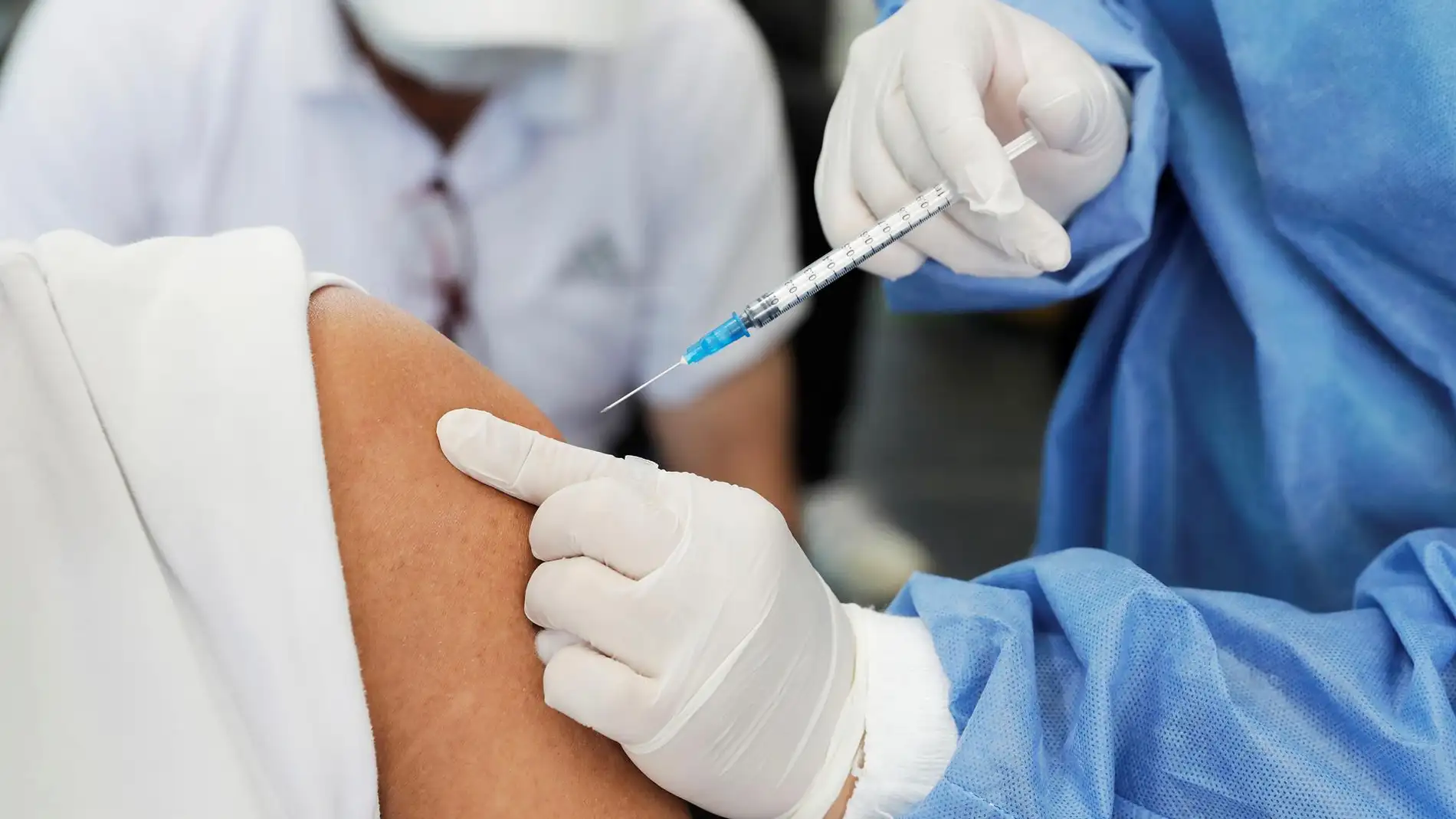 Una enfermera pone una vacuna contra la covid-19, en una imagen de archivo