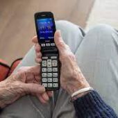 Persona mayor utilizando un móvil adaptado