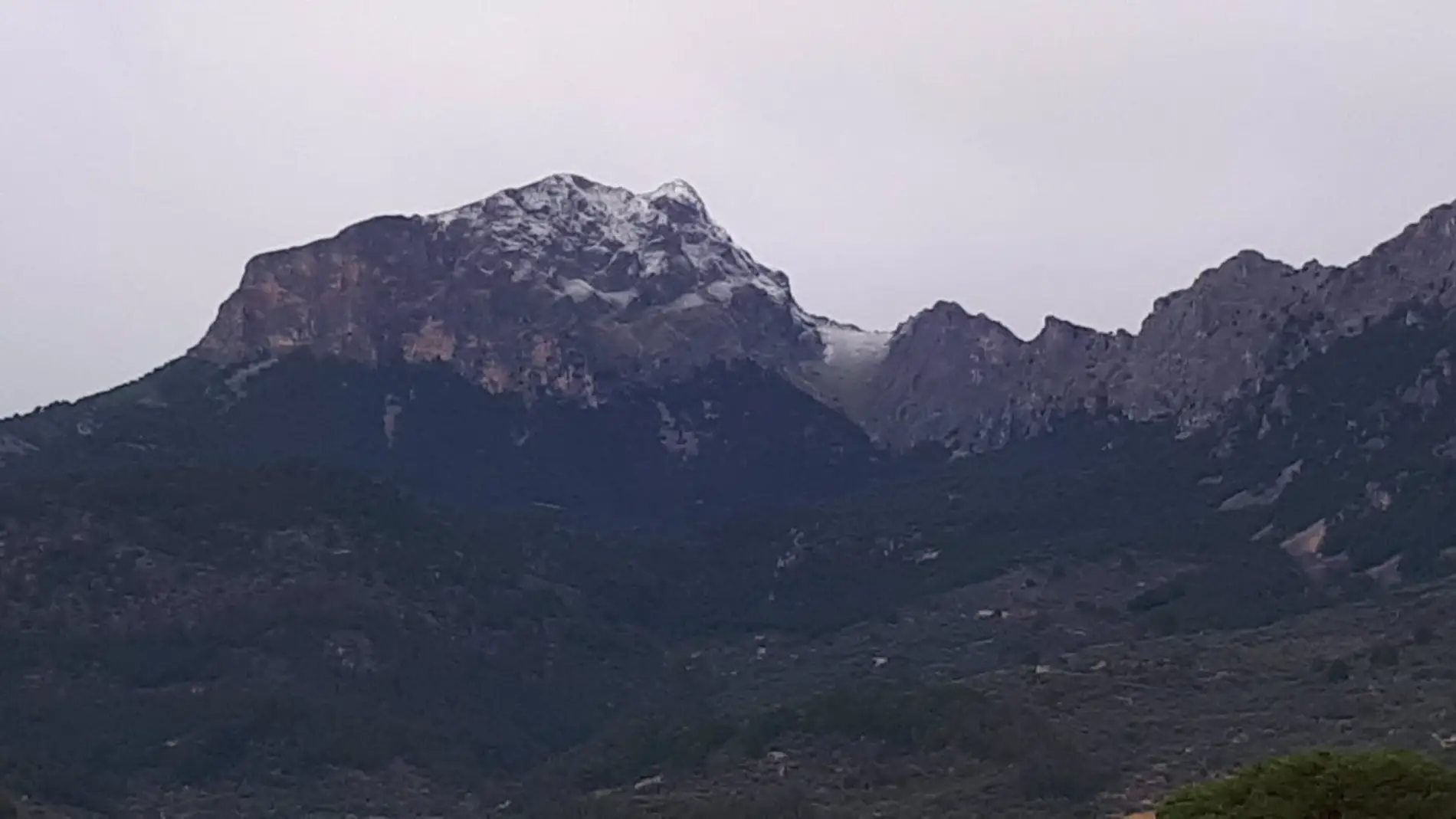 El Puig Major ha acogido la primera nevada del otoño. 