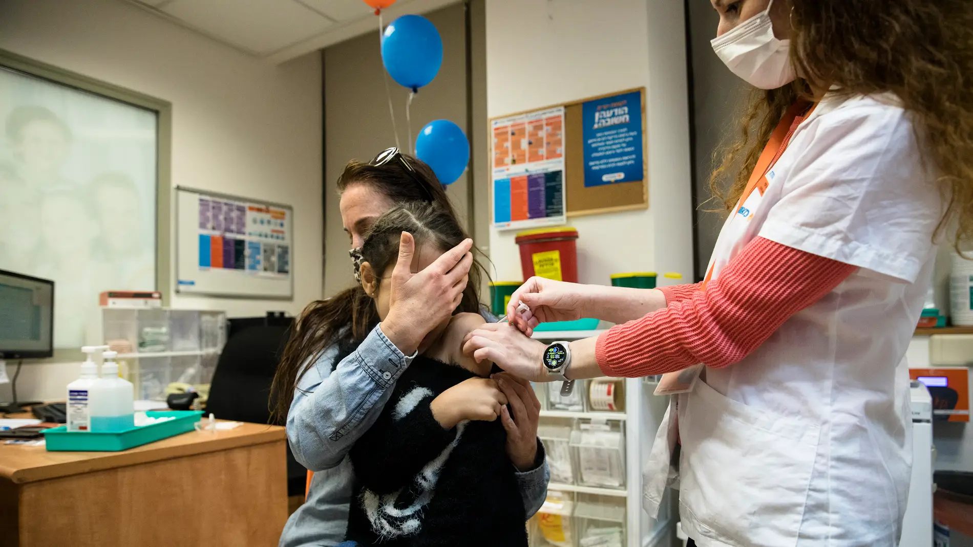 Una niña recibe la vacuna contra el coronavirus.