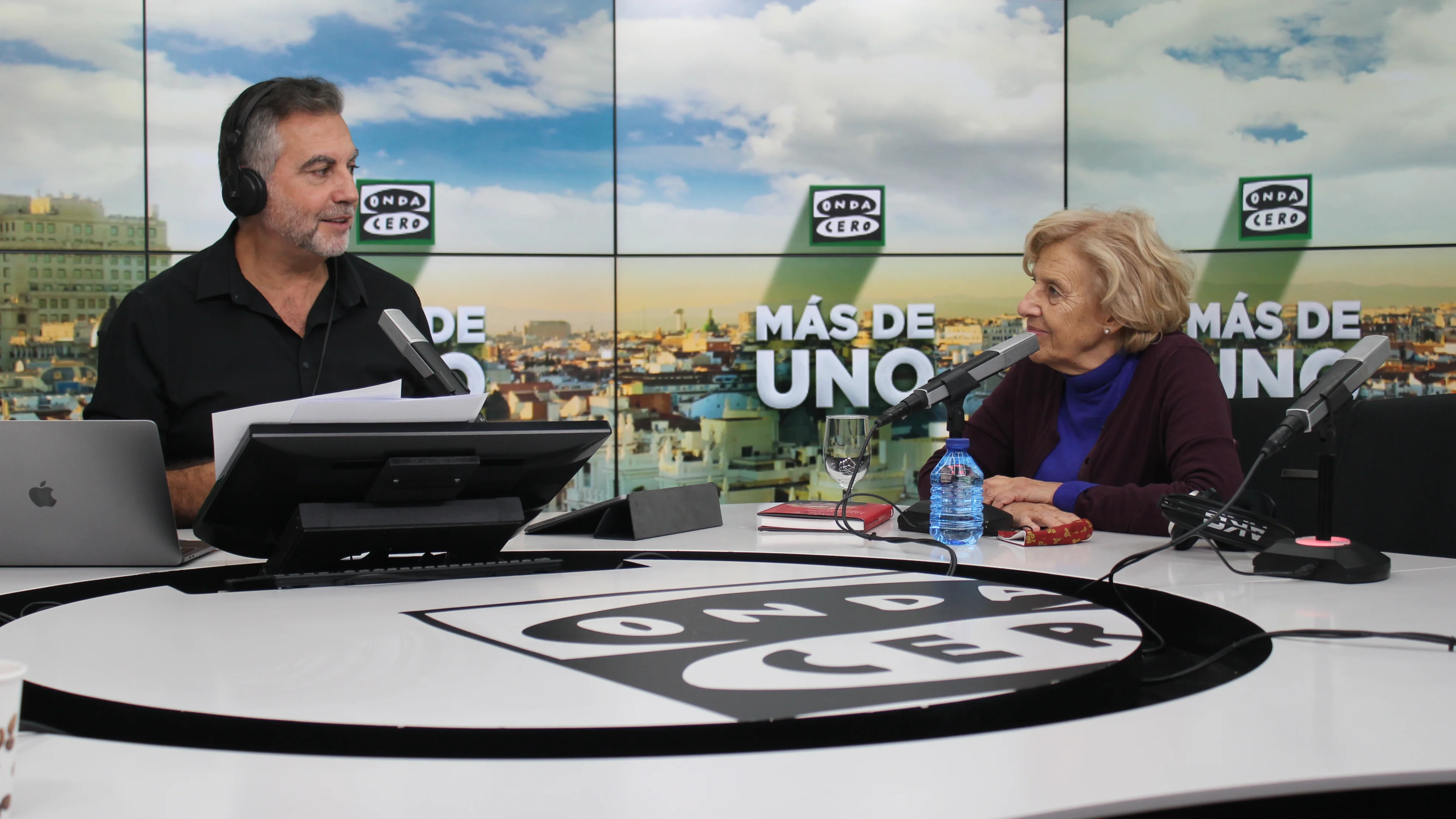 Manuela Carmena con Carlos Alsina en 'Más de uno'