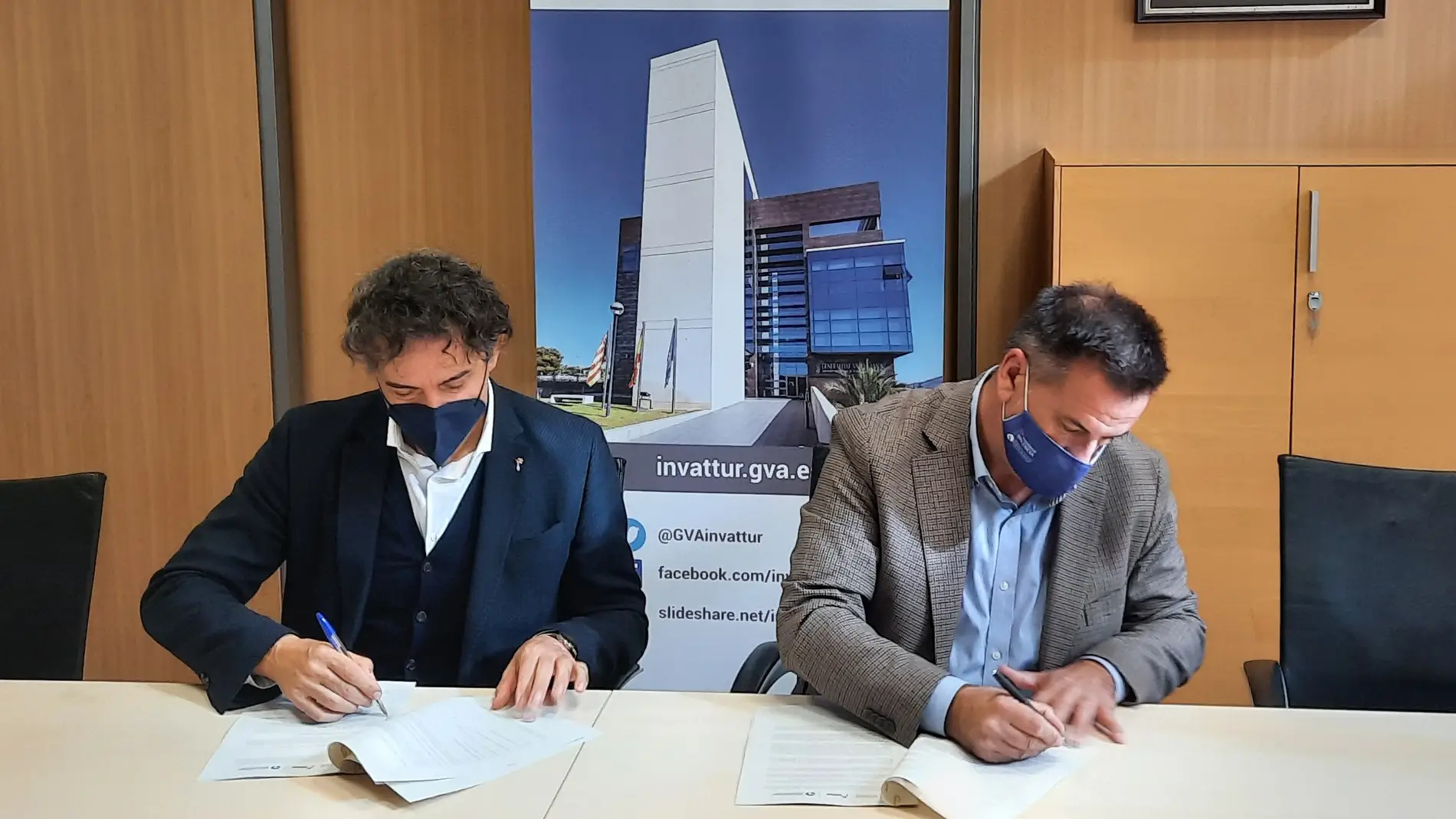 Francesc Colomer y Salvador Lucas firman el acuerdo.