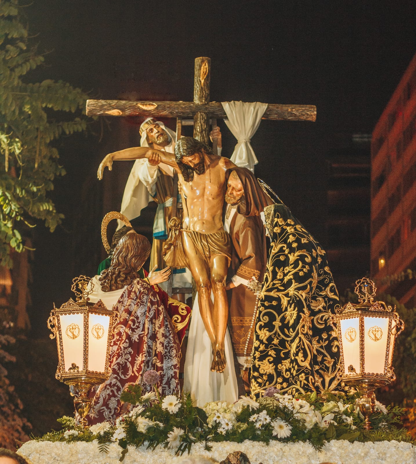 La Hermandad de la Santa Cruz ofrece un adelanto de la Semana Santa de Alicante con la salida extraordinaria del Descendimiento La Hermandad de la Santa Cruz ofrece un adelanto de la Semana Santa de Alicante con la salida extraordinaria del Descendimiento