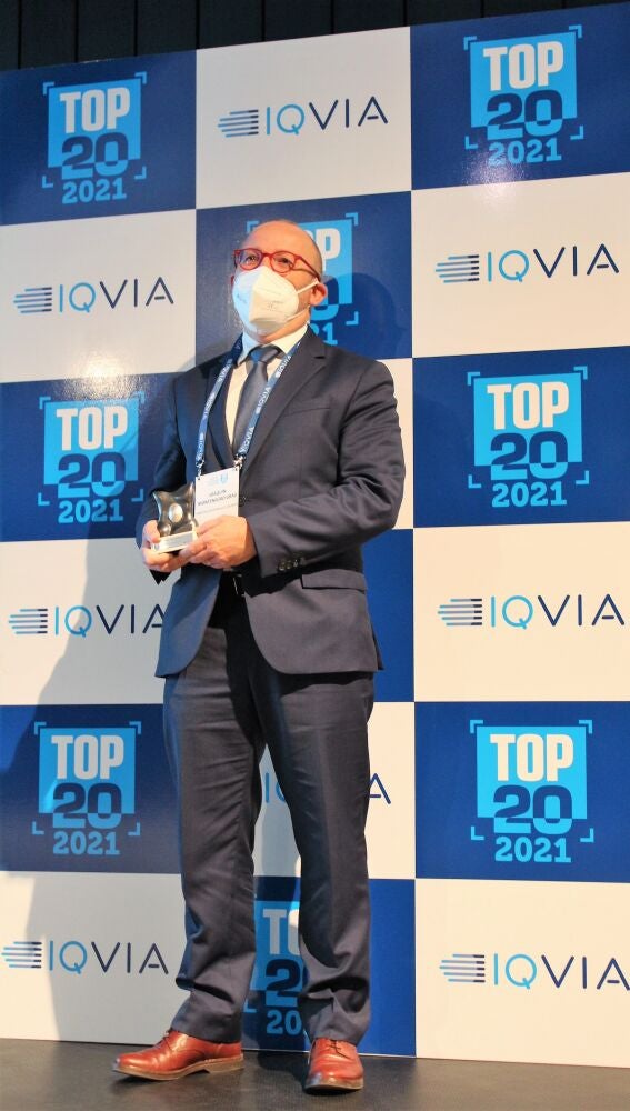 Ximo Montenegro, gerente del hospital Quirónsalud Valencia, recogiendo el Top 20