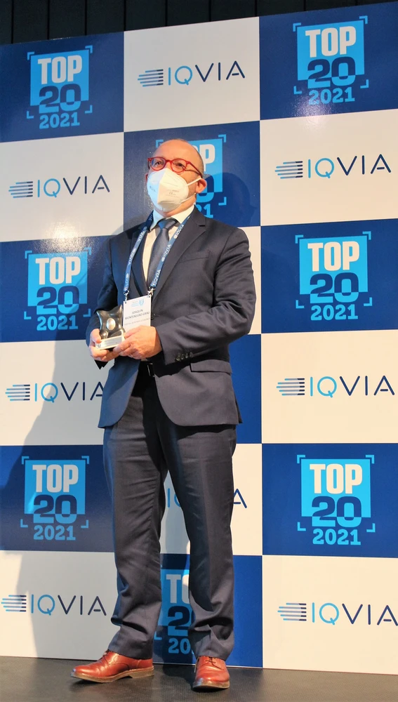Ximo Montenegro, gerente del hospital Quirónsalud Valencia, recogiendo el Top 20