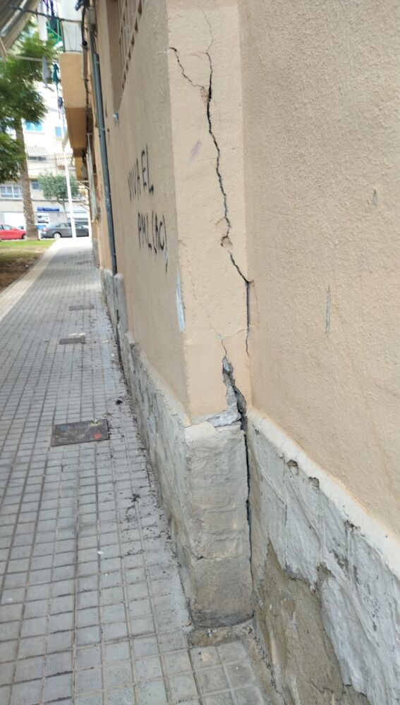 Grieta en la fachada de un edificio del barrio Porfirio Pascual de Elche.