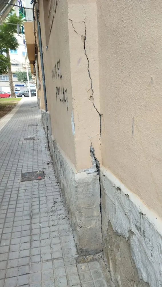 Grieta en la fachada de un edificio del barrio Porfirio Pascual de Elche. Grieta en la fachada de un edificio del barrio Porfirio Pascual de Elche.