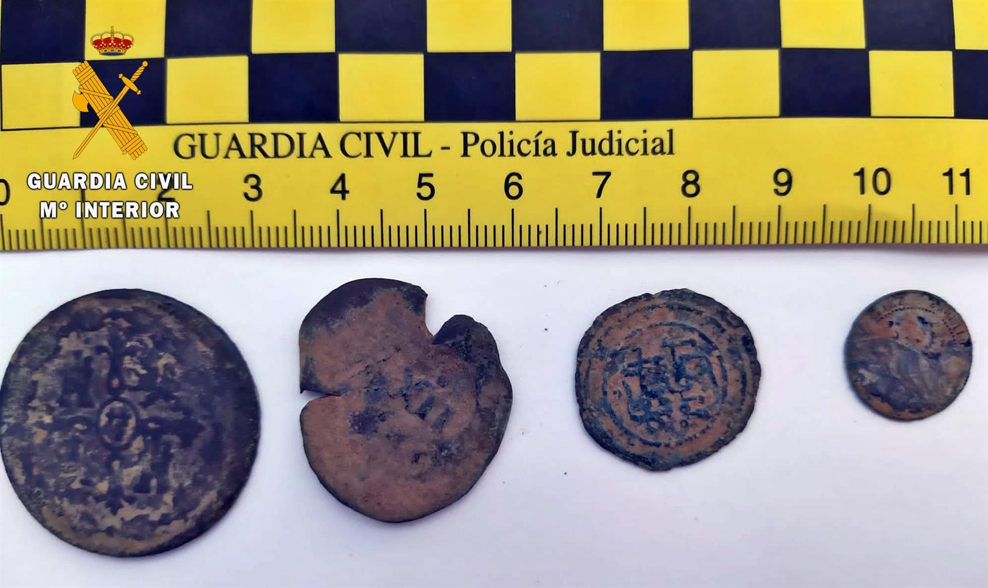 La Guardia Civil interviene a un vecino de Badajoz 75 piezas metálicas y monedas antiguas La Guardia Civil interviene a un vecino de Badajoz 75 piezas metálicas y monedas antiguas
