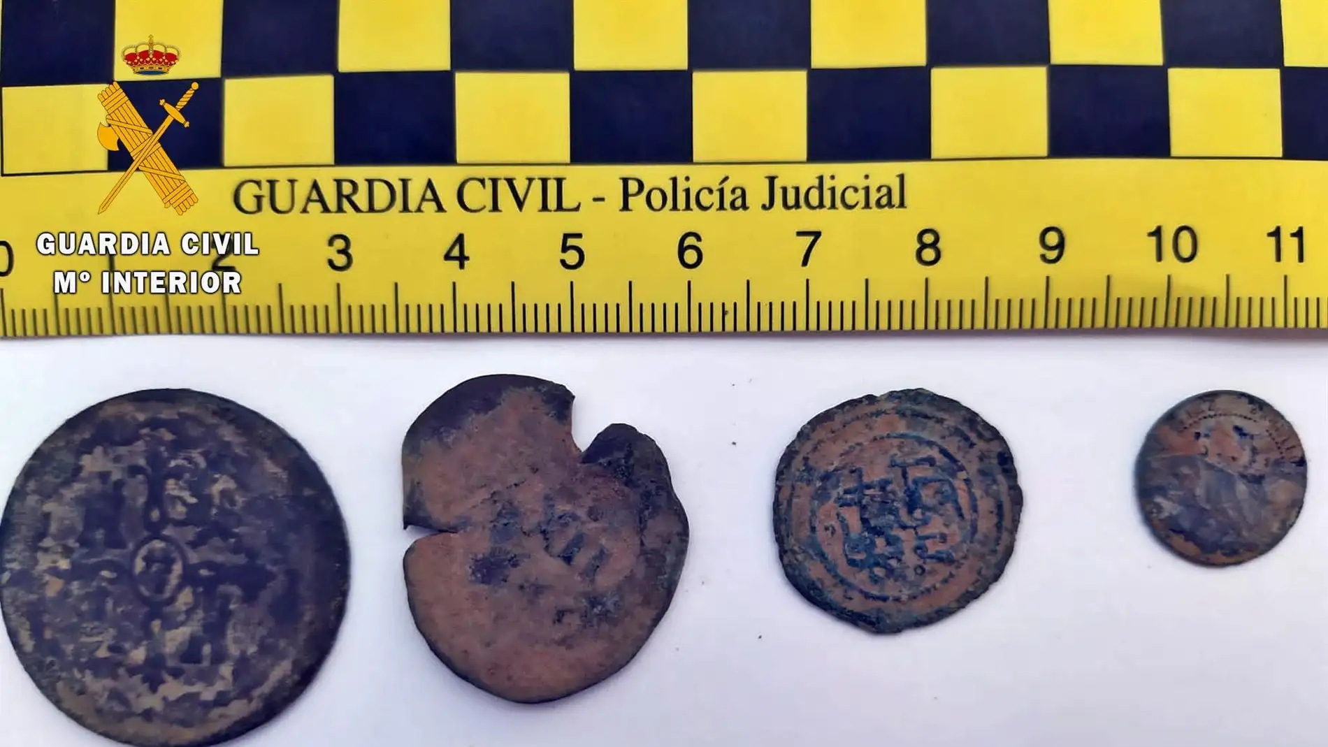 La Guardia Civil interviene a un vecino de Badajoz 75 piezas metálicas y monedas antiguas