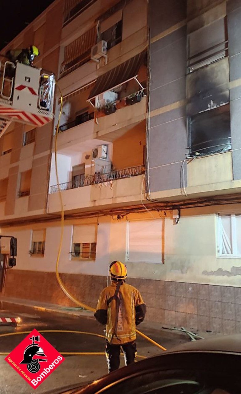 El incendio en una vivienda de Novelda deja tres personas atendidas por inhalación de humo y ataques de ansiedad El incendio en una vivienda de Novelda deja tres personas atendidas por inhalación de humo y ataques de ansiedad