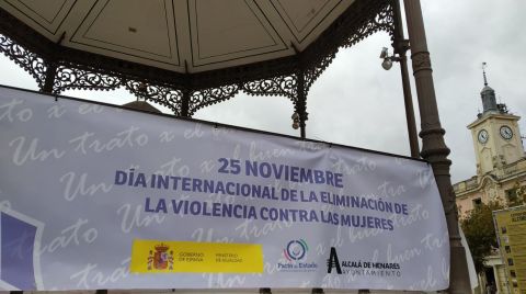 Alcal&aacute; de Henares recuerda a las v&iacute;ctimas de violencia de g&eacute;nero