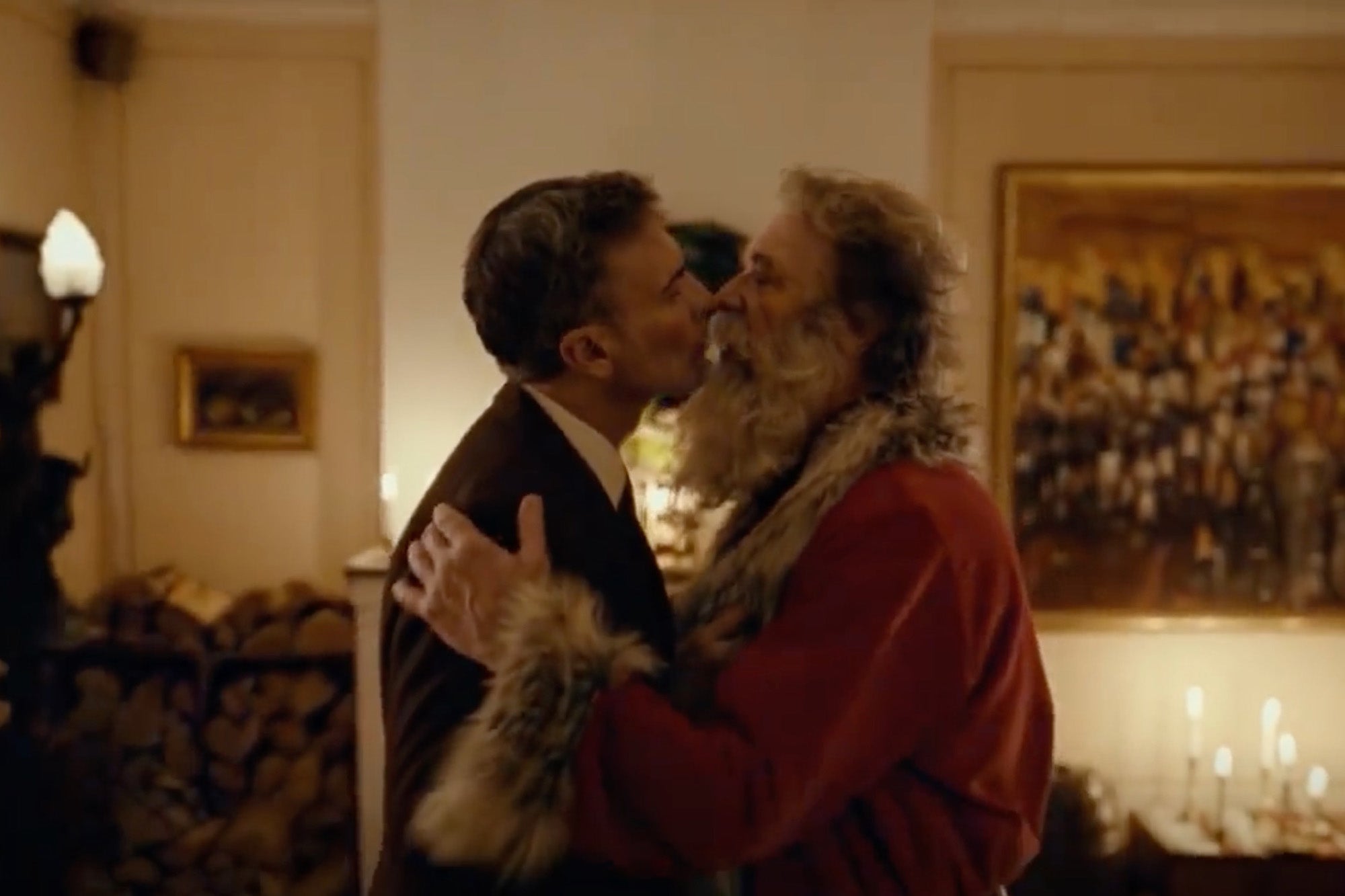 El servicio postal noruego lanza un anuncio con un Papá Noel homosexual para celebrar la Navidad El servicio postal noruego lanza un anuncio con un Papá Noel homosexual para celebrar la Navidad