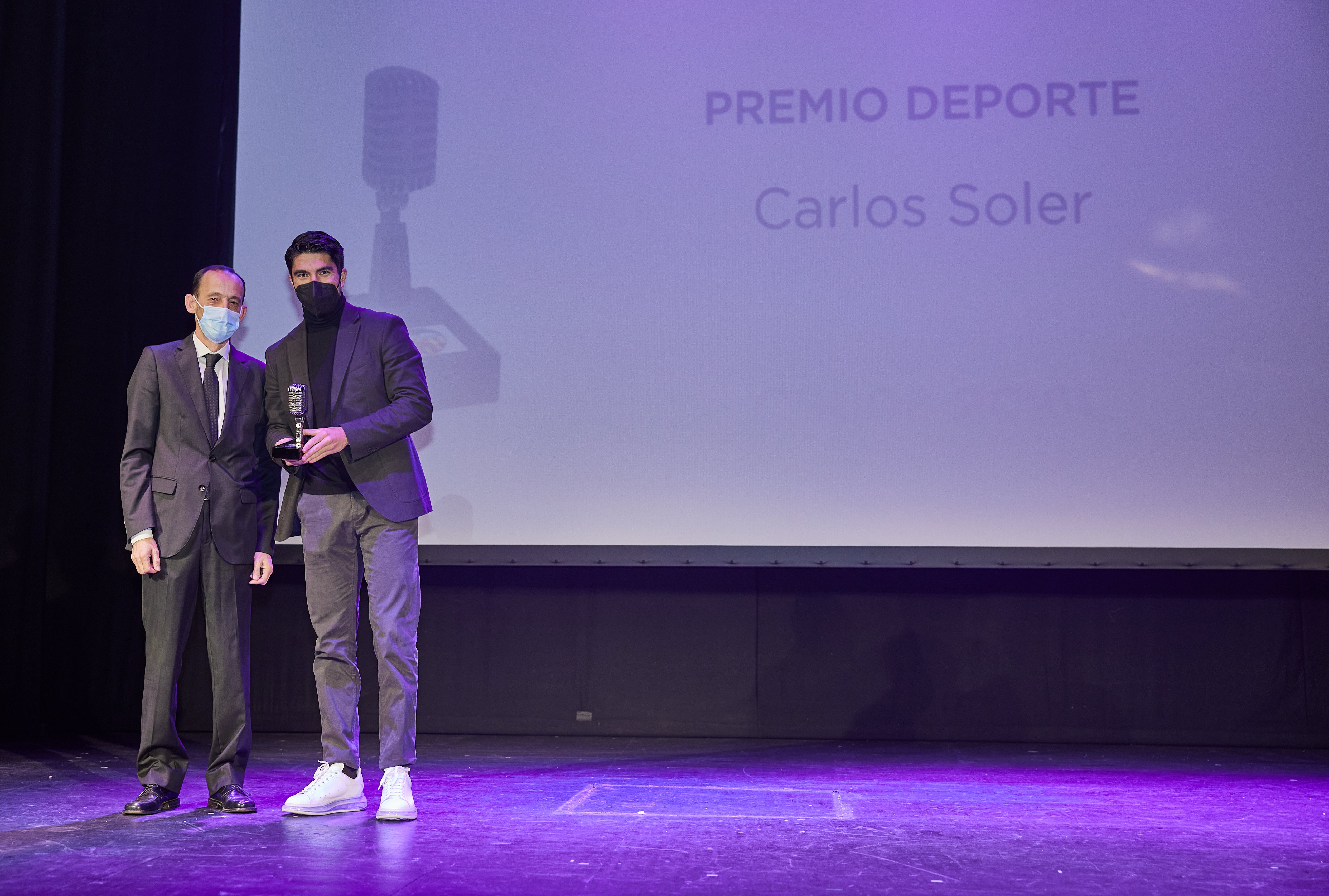 Carlos Soler recibe el premio de deportes de Onda Cero Valencia Carlos Soler recibe el premio de deportes de Onda Cero Valencia