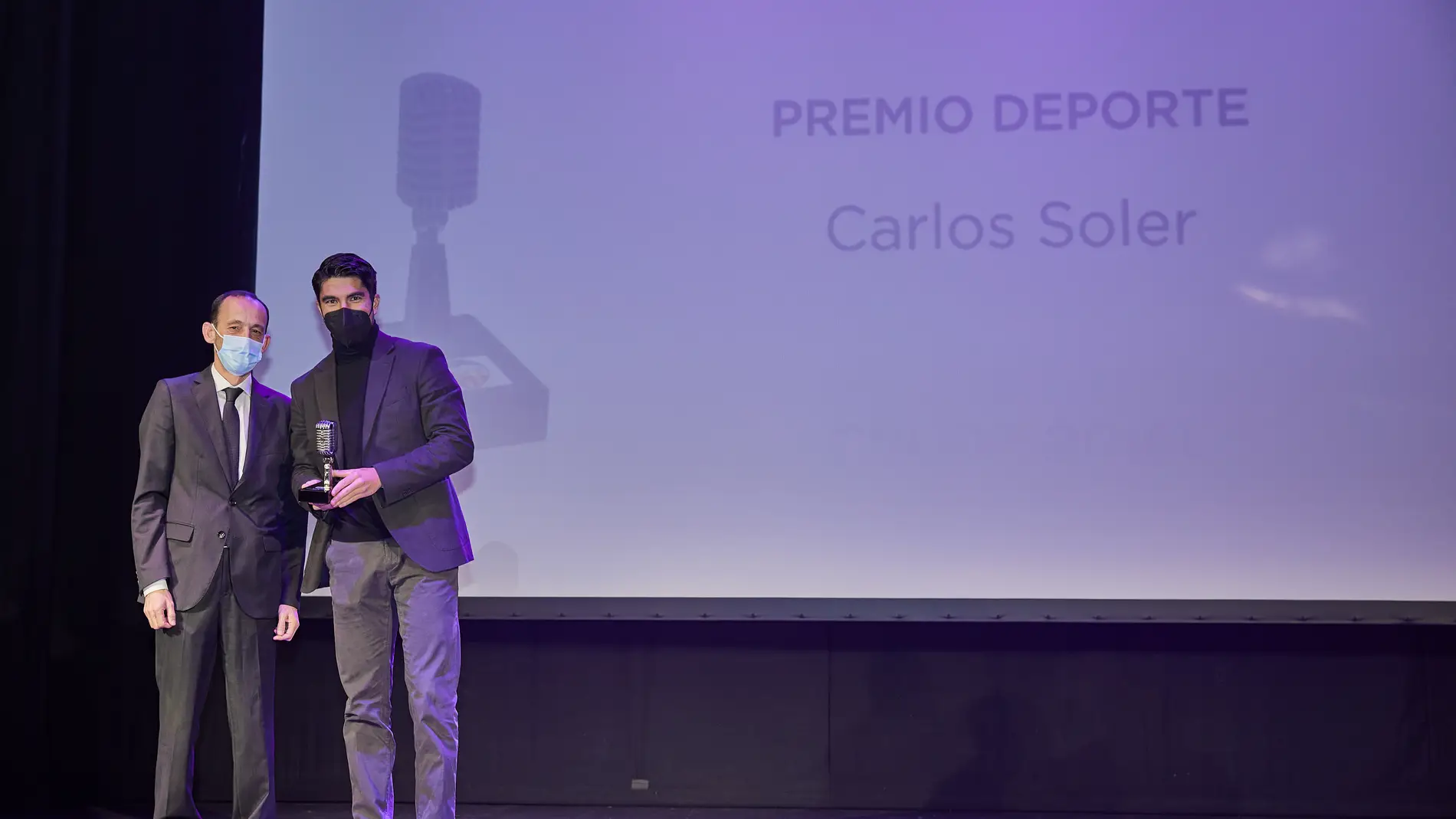 Carlos Soler recibe el premio de deportes 