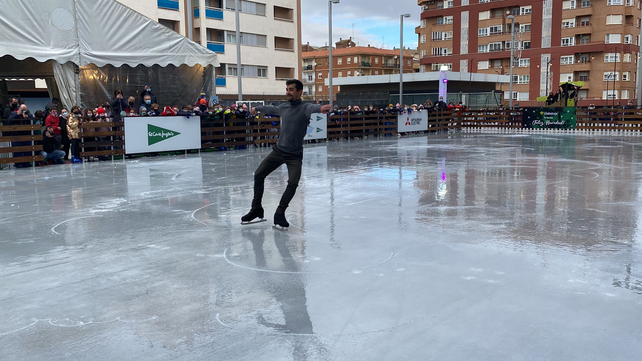 Javier Fernández inaugura la pista de hielo con una master class Javier Fernández inaugura la pista de hielo con una master class