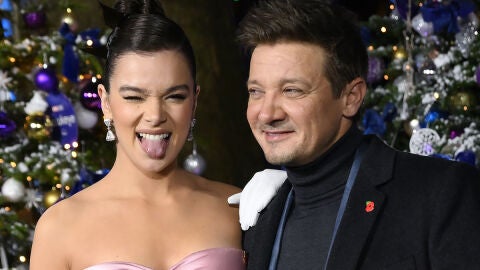 Los actores Hailee Steinfeld y Jeremy Renner, durante la premiere de 'Ojo de halc&oacute;n'