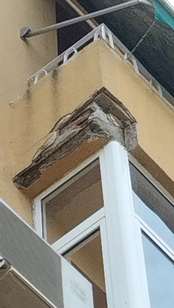Estado en el que se encuentra un balcón en un edificio de Porfirio Pascual de Elche. Estado en el que se encuentra un balcón en un edificio de Porfirio Pascual de Elche.